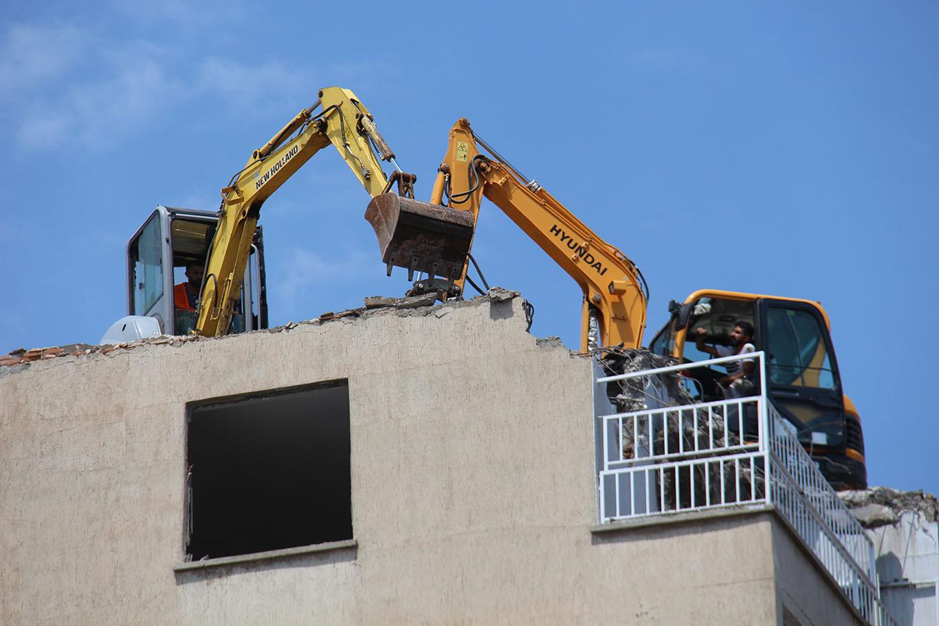 Diyarbakır’da riskli binanın yıkımına başlandı